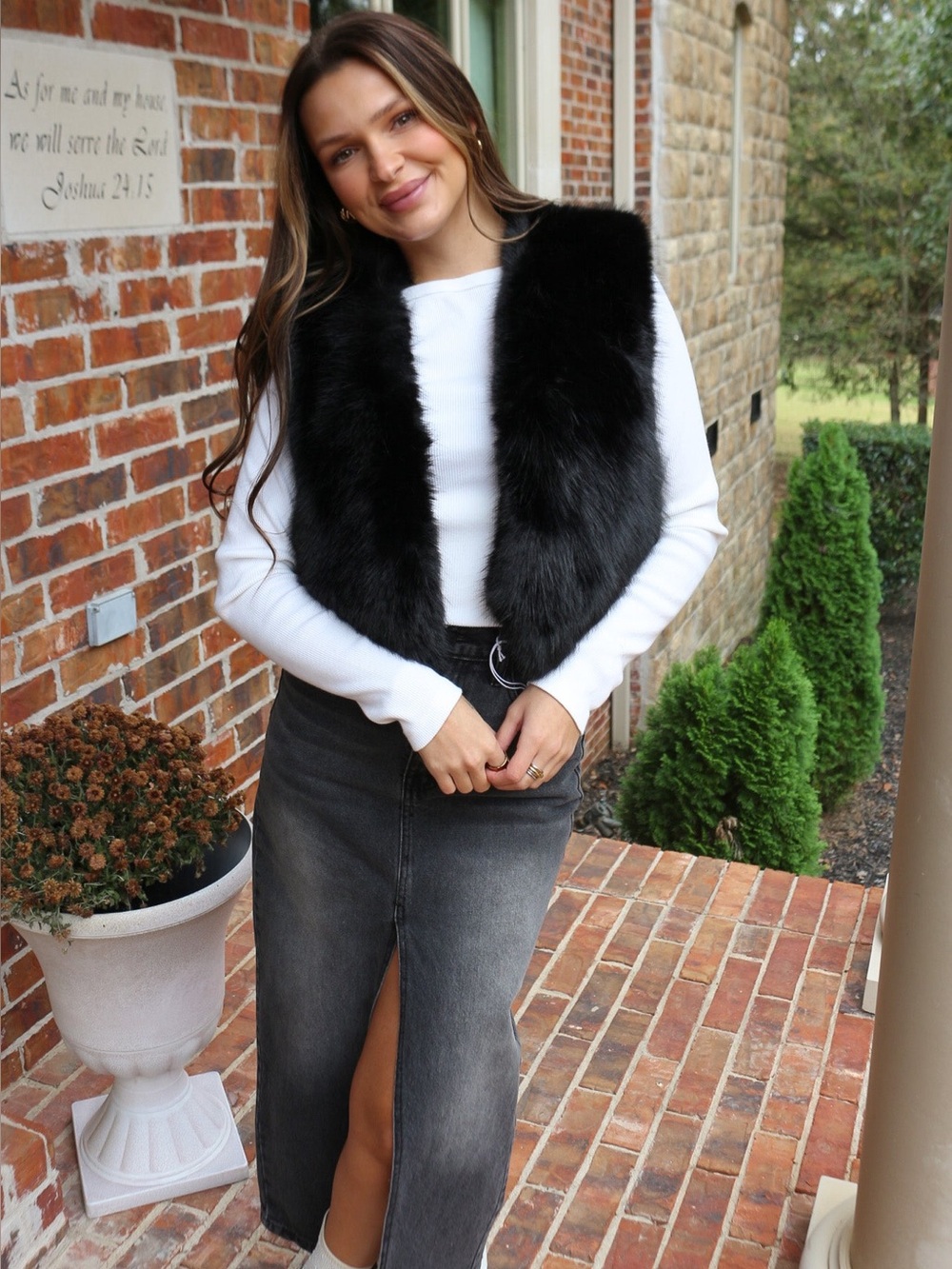 Cejon Luxurious Black Faux Fur Vest